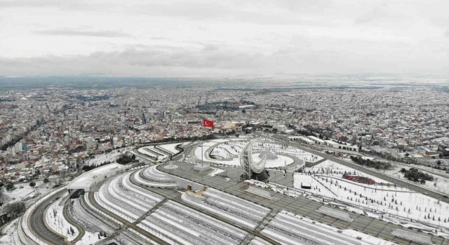 Şehrin merkezine yağan kar drone ile görüntülendi