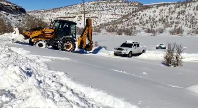 Siirtte karda mahsur kalan 2 hasta kurtarıldı