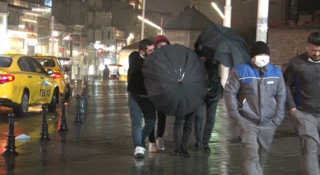 Taksimde yağmur ve fırtına vatandaşlara zor anlar yaşattı