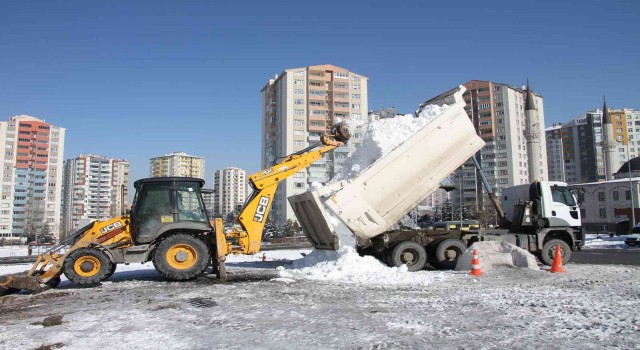 Talasta çocukların kızak keyfi için kamyonlarla kar taşındı