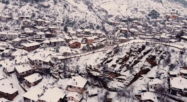 Tarihi Osmanlı kasabası Göynük, beyaz örtüyle kaplandı