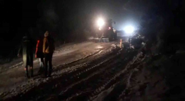 Tarsus-Çamlıyayla yolu kardan dolayı trafiğe kapandı