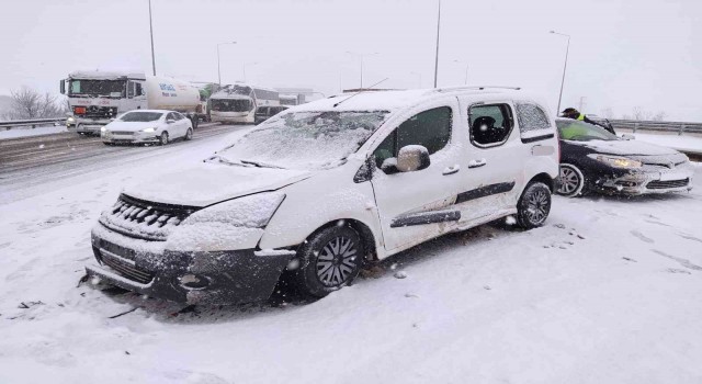 TEMde 20 araç ve 4 tırın karıştığı kazada 5 kişi yaralandı