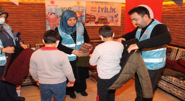 Türkiye Diyanet Vakfı, Amasyada 300 çocuğu ‘kış bayramı ile sevindirdi