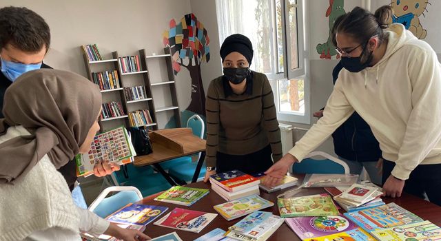 Üniversite öğrencilerinden Köy okuluna kitap bağışı