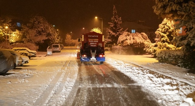 Yalova Belediyesi kar küreme ve tuzlama çalışmalarını sürdürüyor