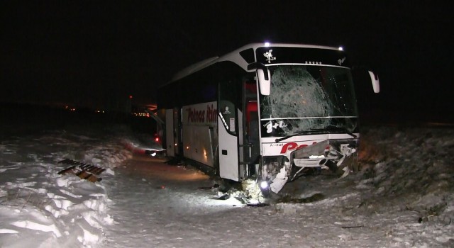 Yolcu otobüsü şarampole düştü: 4 yaralı