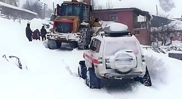 Yolu kardan kapanan köydeki hasta kurtarıldı
