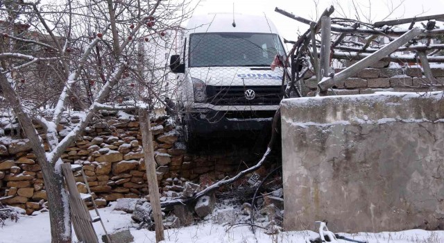 Yozgat Belediyesinin tuzlama çalışması yapmadığı yolda öğrenci servisi duvarda asılı kaldı