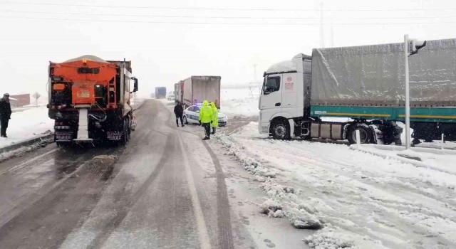 Yozgatta kar ulaşımı aksattı, çok sayıda tır ver araç yolda kaldı