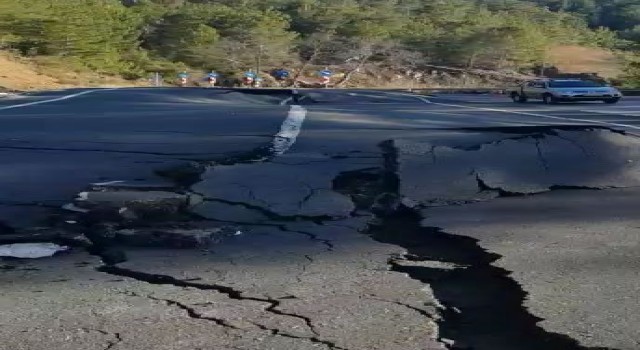 Antalyada heyelan sonucu D-400 karayolunda hasar oluştu