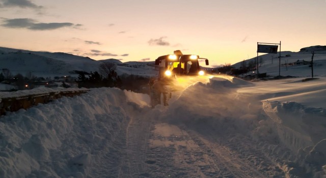Gümüşhanede karla kaplı köy yolları açılıyor