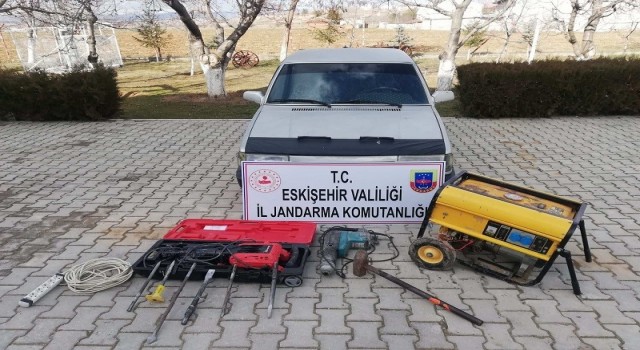 Kaçak kazı yapmak isteyen 5 defineci jandarmaya yakalandı