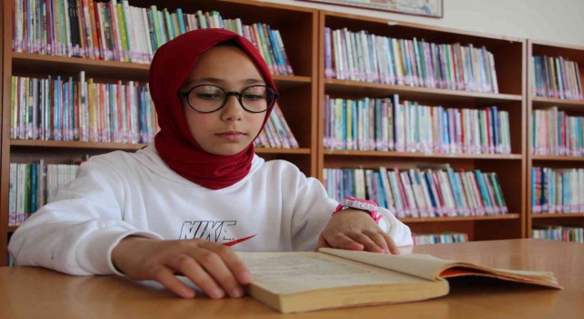 10 yaşındaki Semanur, 1 yılda 234 kitap okudu