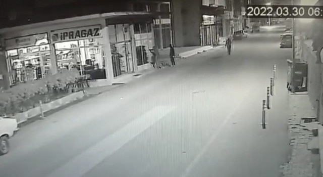3 farklı yerden hırsızlık yaptılar kameraya yakalandılar