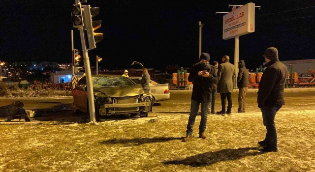 3 otomobilin karıştığı zincirleme kazada 7 kişi yaralandı