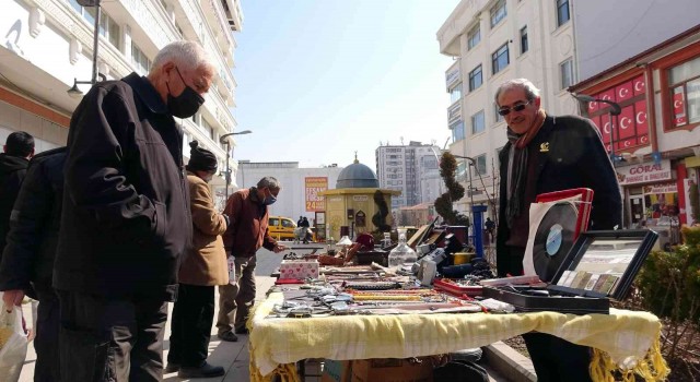 30 yıldır biriktirdiği antika ve otantik eşyalar insanları geçmişe götürüyor