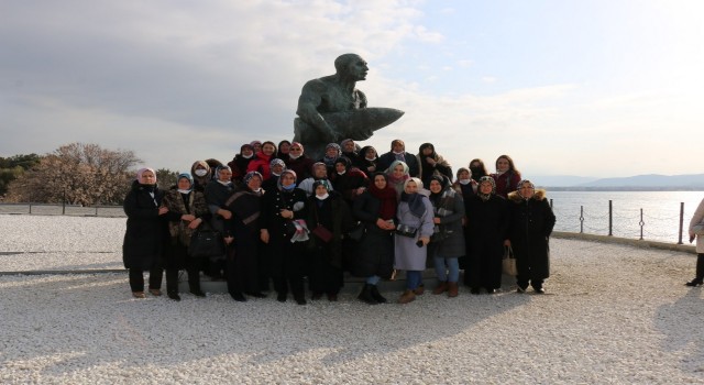 300 Pazaryerili kadın Çanakkaleye geziye gitti