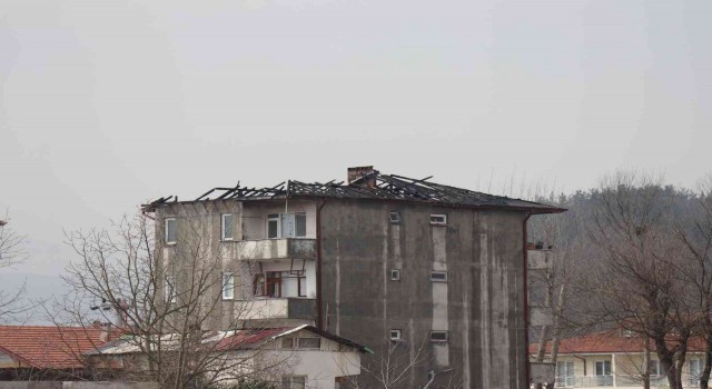 4 katlı binanın çatısı alev alev yandı