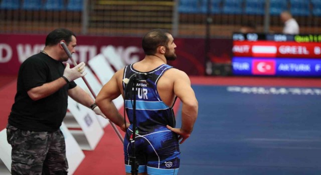 4 milli güreşçi yarı finalde