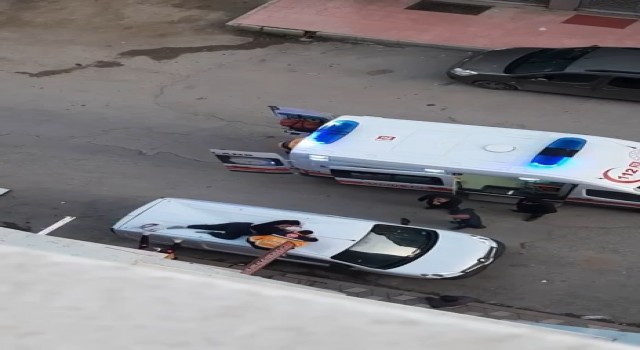 4ncü kattan aracın üzerine düşen kadın ağır yaralandı