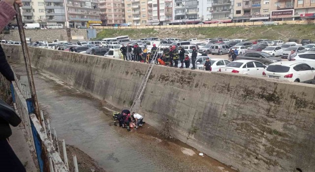 5 metre yükseklikten dereye düştü