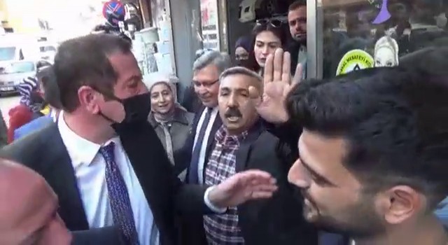 Adanada Ahmet Davutoğluna tepki: Sen devlet hainisin