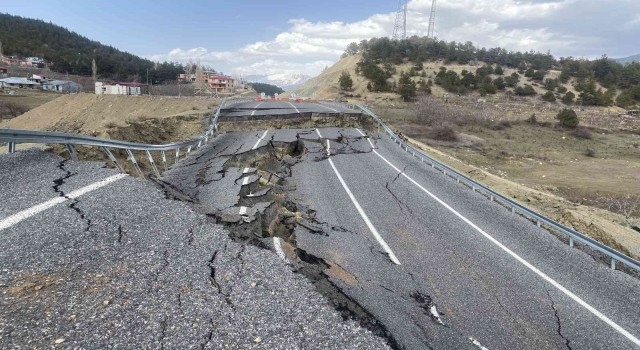 Adanada asfalt yol çöktü
