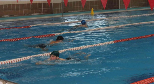 Adıyamanda 150 sporcu derece için kulaç atıyor