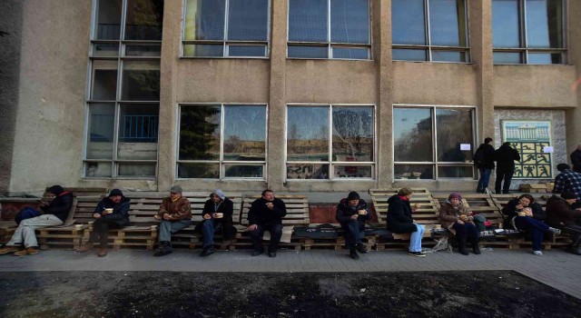 AFAD ekipleri Ukraynada yemek dağıtıyor
