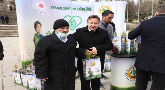 Afyonkarahisarda 5 bin fidan dağıtıldı