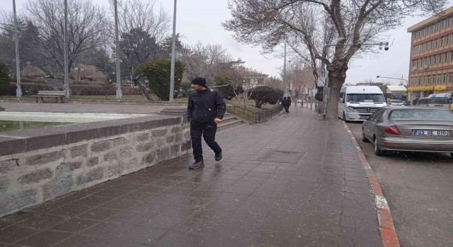 Afyonkarahisarda kar yağışı başladı