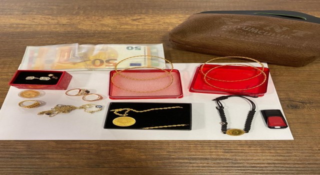 Ağrıda minibüste düşürülen 100 bin lira değerindeki döviz ve altın sahibine teslim edildi