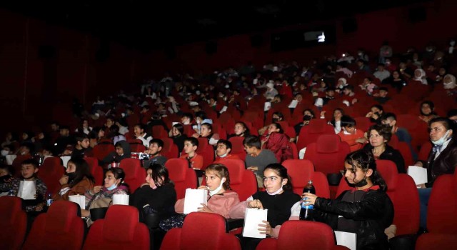 Akdeniz Belediyesi, öğrencilere sinema keyfi yaşattı