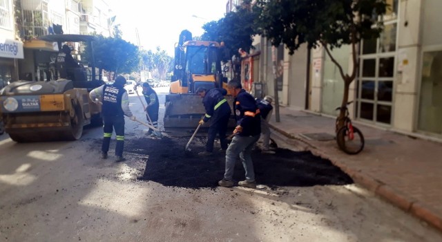 Akdenizde yol, asfalt ve kaldırım yenileme çalışmaları sürüyor