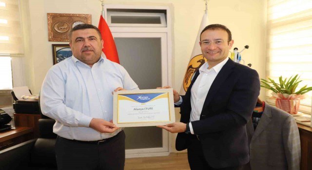 Alanya Triatlonuna dünyanın en iyi yerel organizasyonu ödülü
