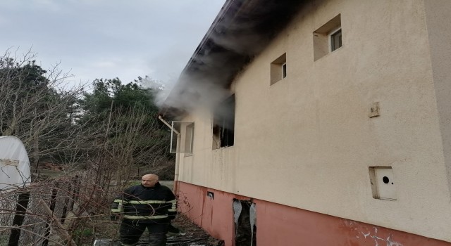 Alevler arasında kalmaktan son anda kurtuldu