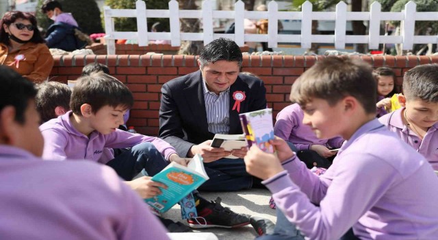 Aliağada ilçe protokolü öğrencilerle birlikte kitap okudu