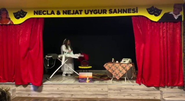Alt katı tiyatro salonu, üst katı kafe