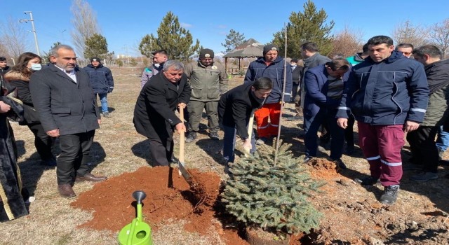 Altıntaş MYOda ağaç dikim etkinliği