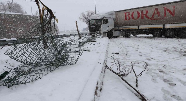 Amasyada karlı yolda tır kontrolden çıktı, uzun araç kuyruğu oluştu