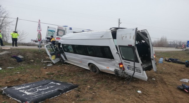 Amasyada tarım işçilerini taşıyan minibüs devrildi: 17 yaralı