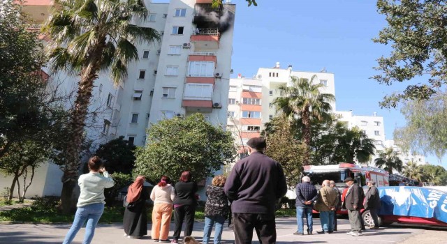Antalyada 8 katlı binada yangın paniği