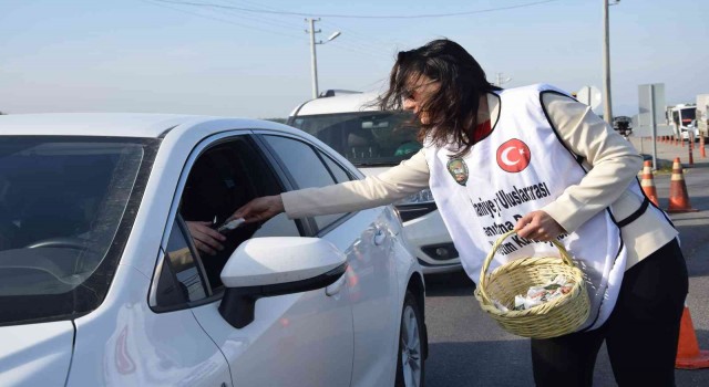 Antalyada araç sürücülerine 5 bin paket Osmaniye fıstığı dağıtıldı