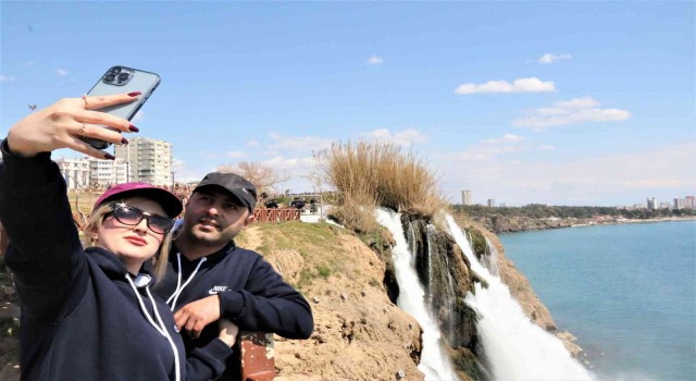 Antalyanın ünlü Düden Kıyı Şelalesinde nevruz yoğunluğu