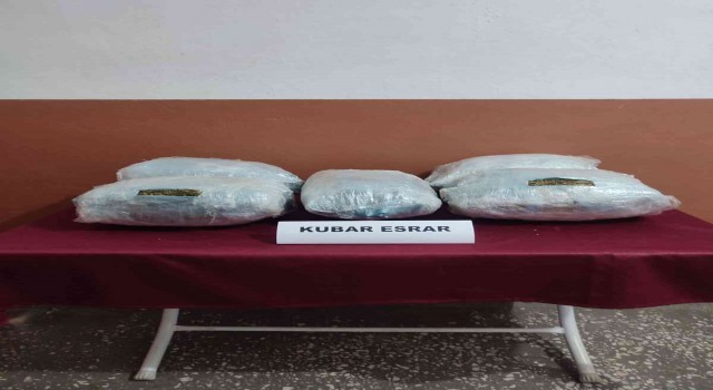 Araçtan kilolarca uyuşturucu atan 3 şahıslar gözaltına alındı