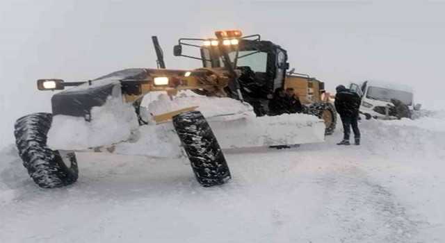 Ardahanda ekipler yolu kardan kapanan köydeki hamile kadın için seferber oldu