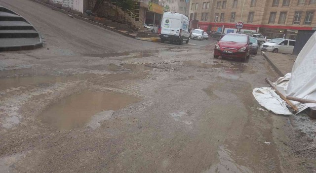 Artukluda çukurlardan geçilmiyor