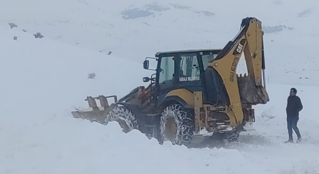 Aşkalede aniden bastıran tipi geçit vermedi