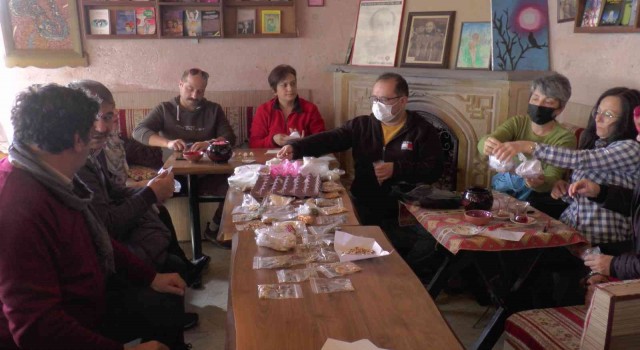 Ata tohumlarını önce üretiyorlar, sonra paylaşıyorlar